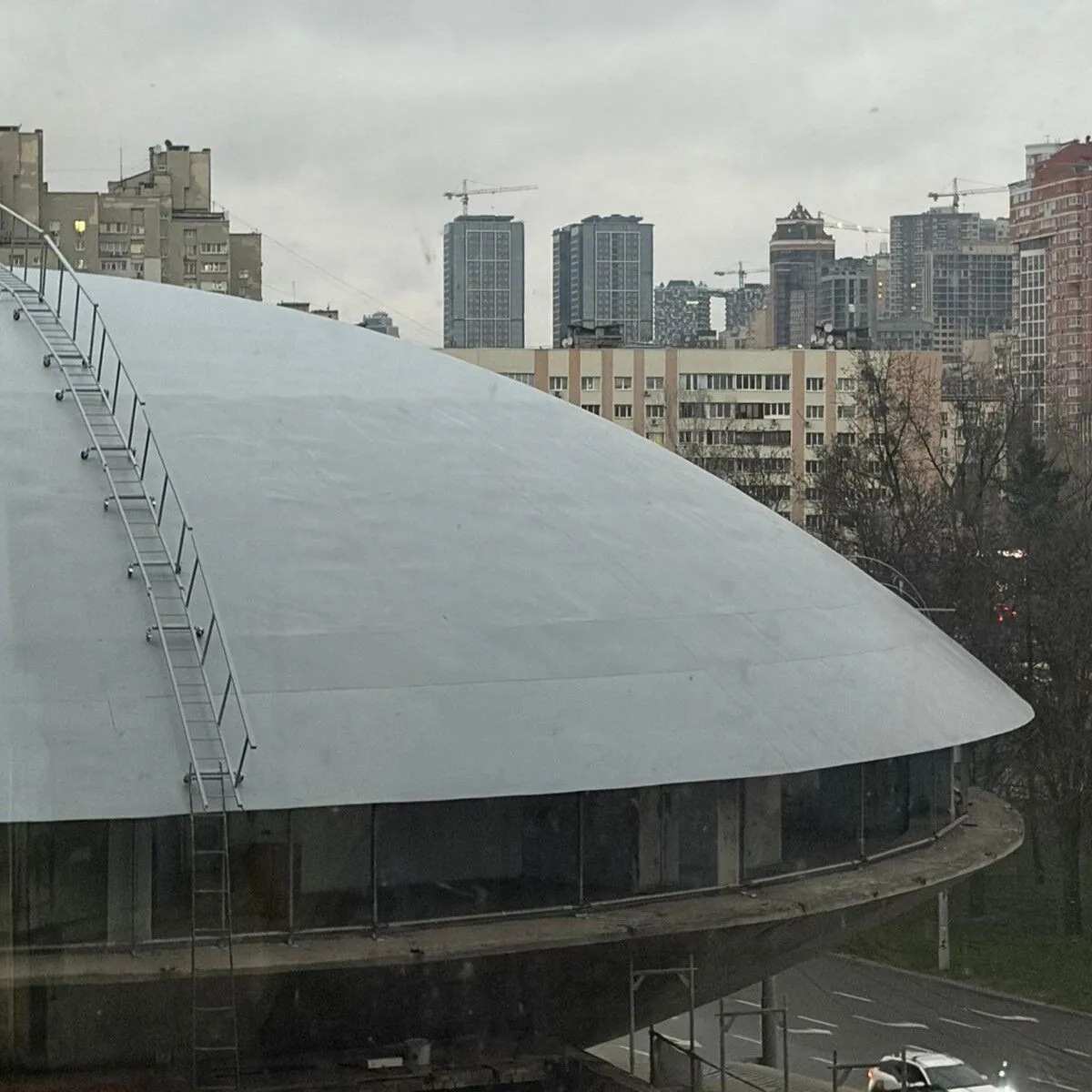 В КГГА показали, как идет реставрация известной "Летающей тарелки" на Лыбедской в Киеве. Фото