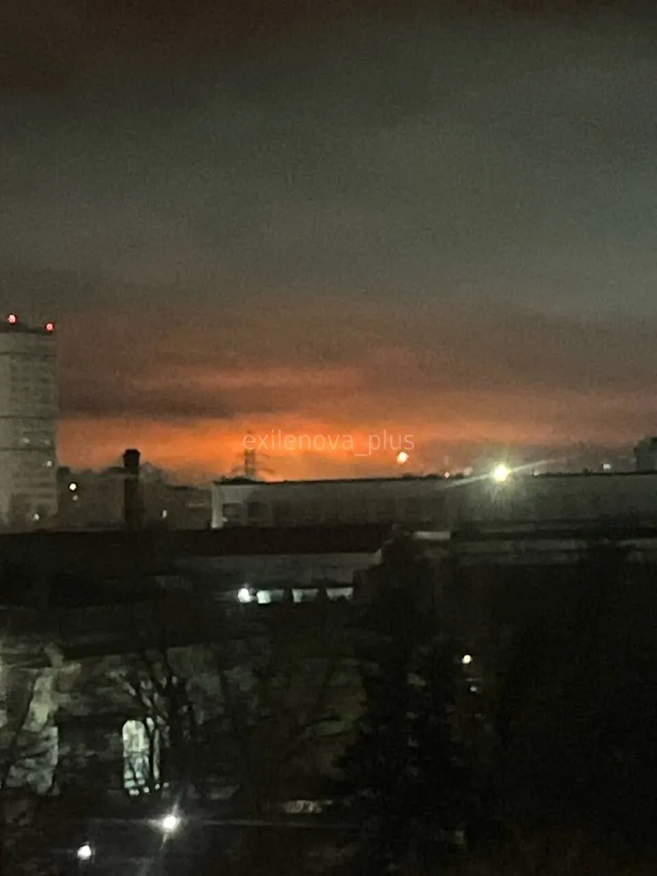 Дрони атакували НПЗ у російському Саратові: спалахнула пожежа. Фото та відео