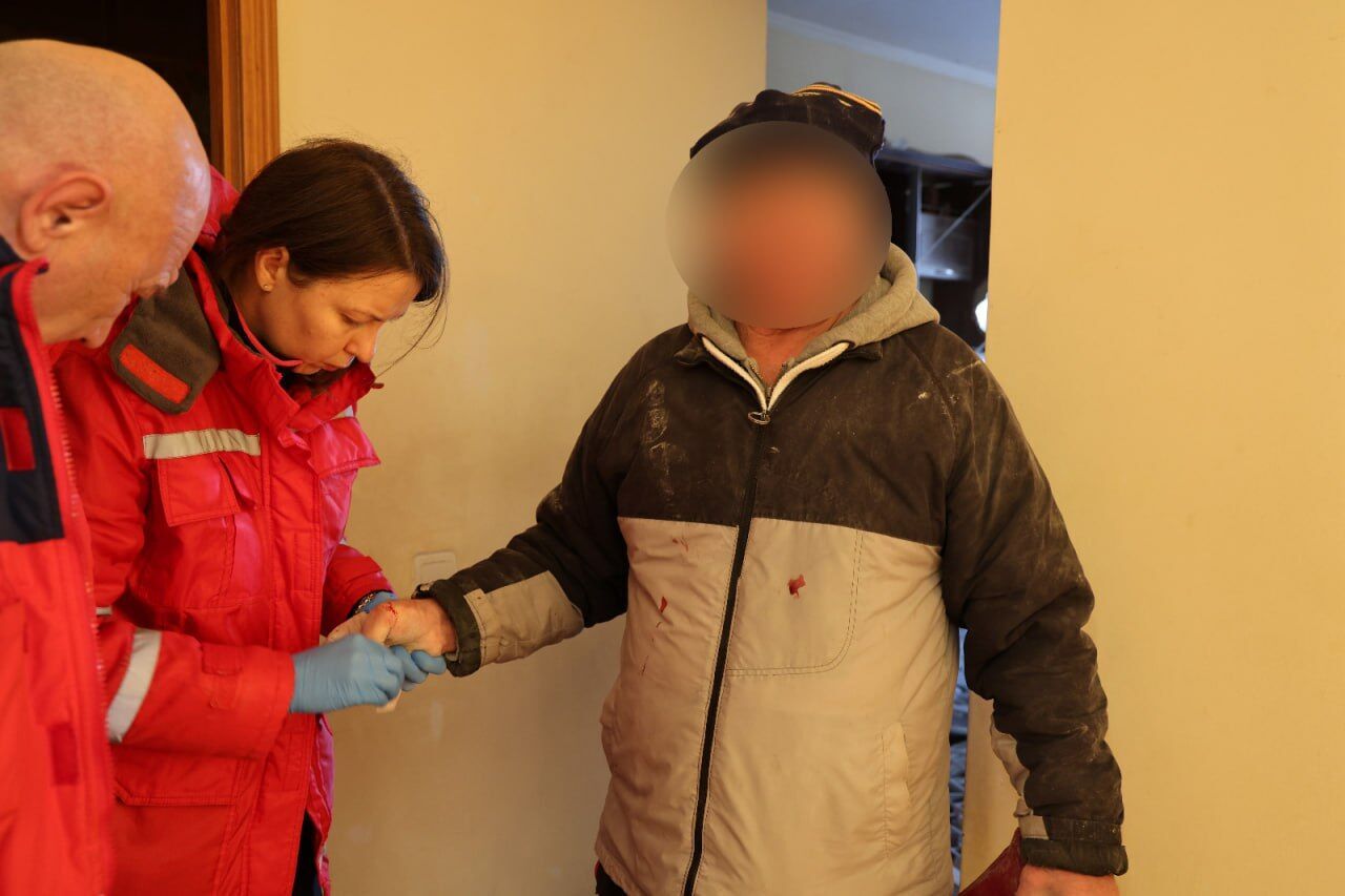 На Миколаївщині кількість постраждалих внаслідок атаки РФ зросла до пʼяти: що відомо про наслідки. Фото і відео