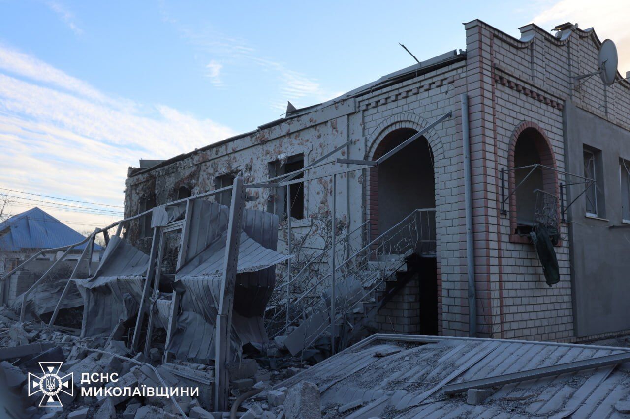 На Миколаївщині кількість постраждалих внаслідок атаки РФ зросла до пʼяти: що відомо про наслідки. Фото і відео