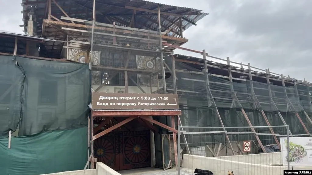 Оккупанты под видом реставрации продолжают разрушать Ханский дворец в Бахчисарае