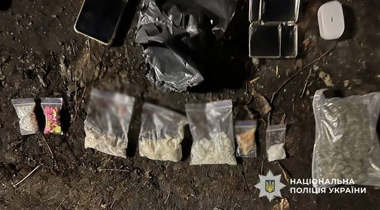 В Киеве с поличным задержали 18-летнюю наркодилершу с крупной партией "товара". Подробности и фото