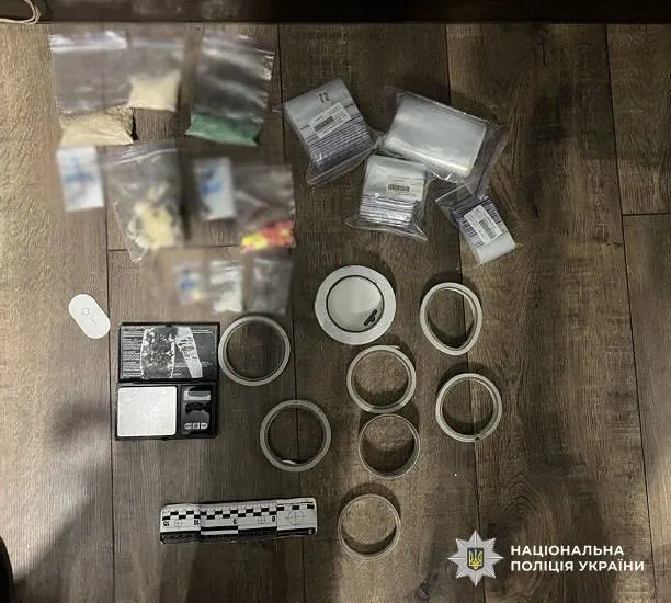 В Киеве с поличным задержали 18-летнюю наркодилершу с крупной партией "товара". Подробности и фото