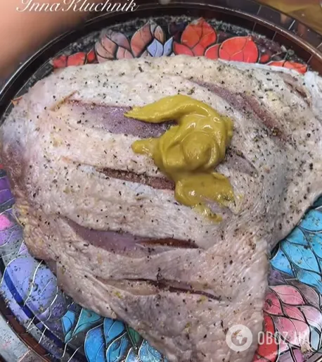 Как вкусно запечь индейку на праздники: рецепт с чесноком и черносливом