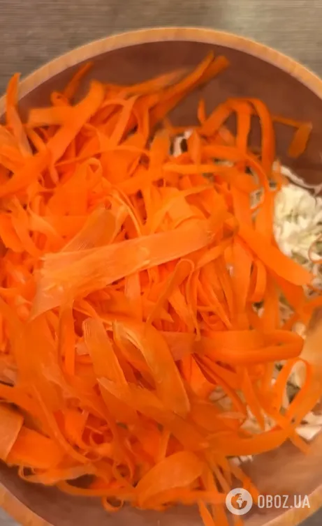 Смачний салат з капусти, моркви та буряка: готується без майонезу