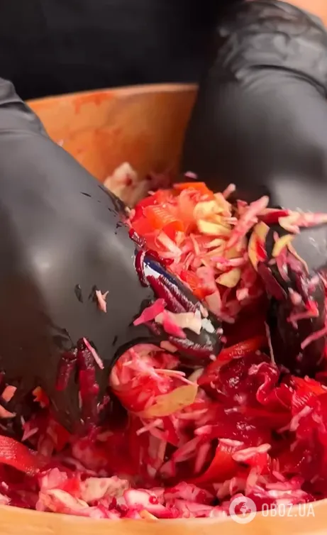 Смачний салат з капусти, моркви та буряка: готується без майонезу