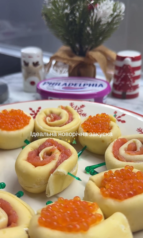 Изысканная закуска из блинов для новогоднего стола: добавьте красную рыбу и икру