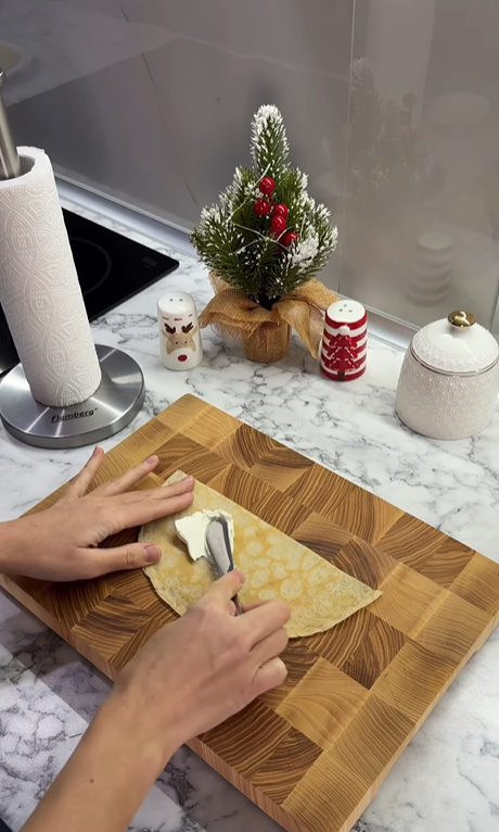 Изысканная закуска из блинов для новогоднего стола: добавьте красную рыбу и икру