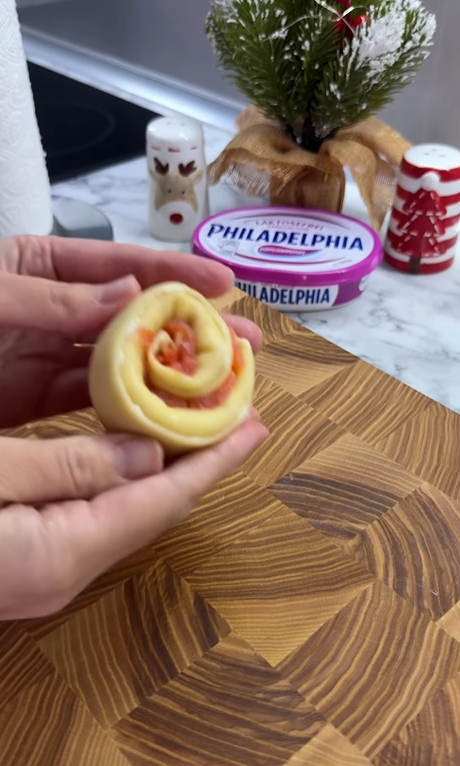 Изысканная закуска из блинов для новогоднего стола: добавьте красную рыбу и икру