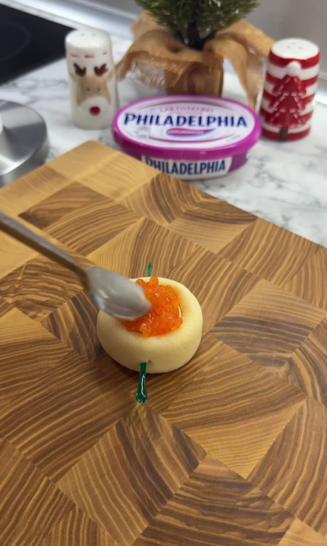 Изысканная закуска из блинов для новогоднего стола: добавьте красную рыбу и икру