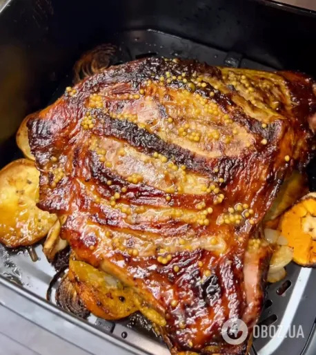 Как вкусно запечь индейку на праздники: рецепт с чесноком и черносливом