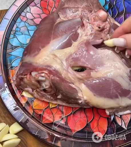 Как вкусно запечь индейку на праздники: рецепт с чесноком и черносливом