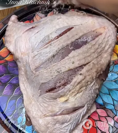 Как вкусно запечь индейку на праздники: рецепт с чесноком и черносливом