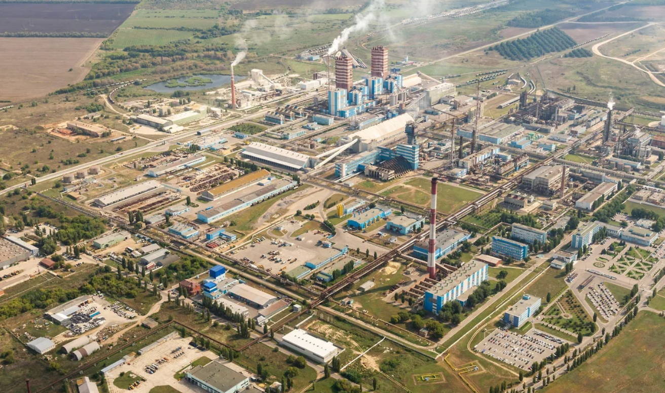 Были слышны взрывы: в Воронежской области атаковано стратегическое предприятие. Видео