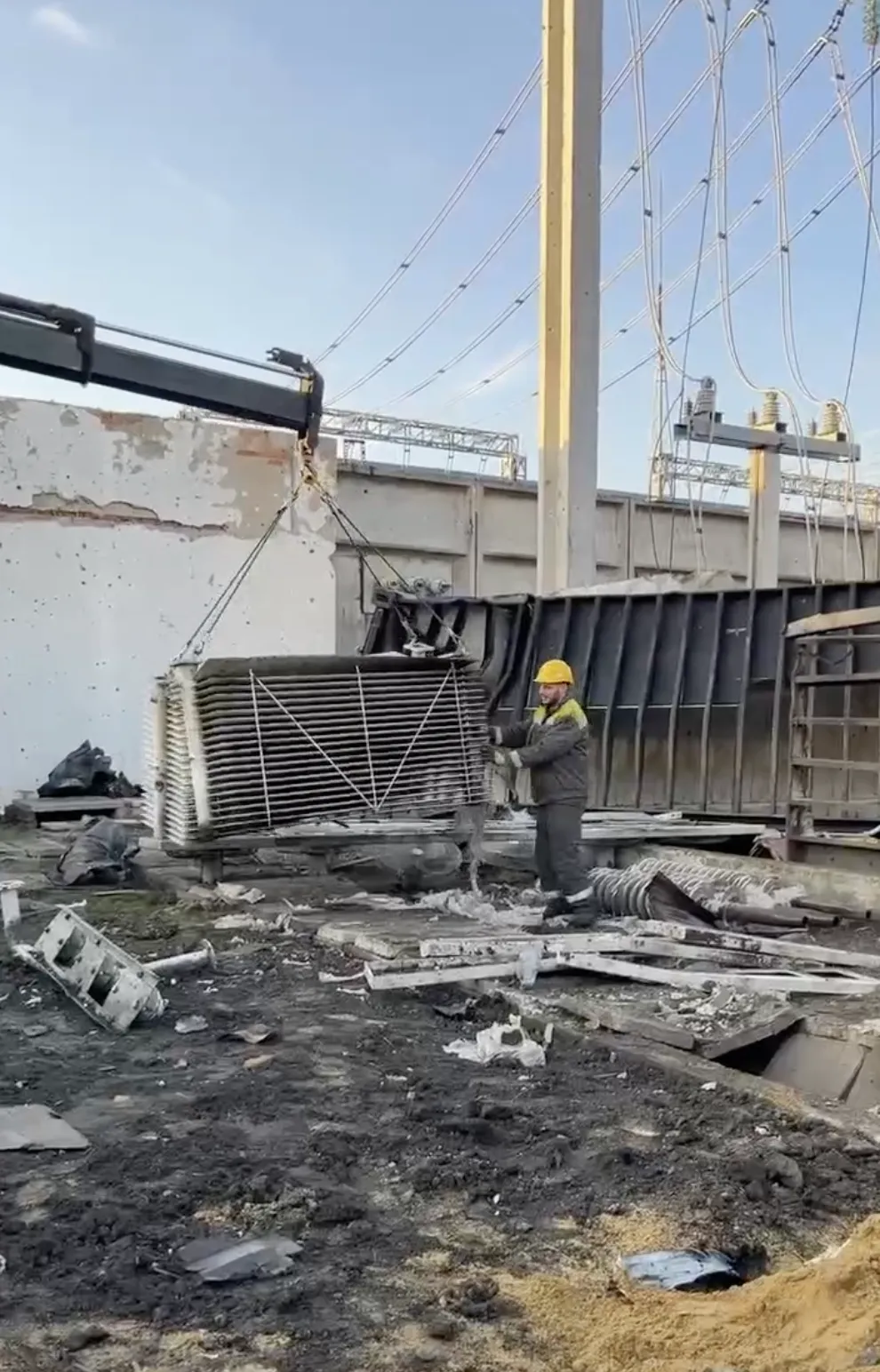 "Здесь был наш свет": энергетики показали последствия атаки РФ по подстанциям на Одесщине. Видео