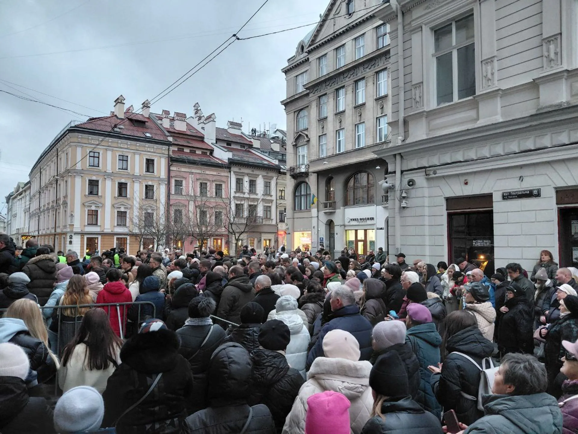Сотни поклонников становились в очередь: как во Львове прощались со Степаном Гигой. Фото, видео