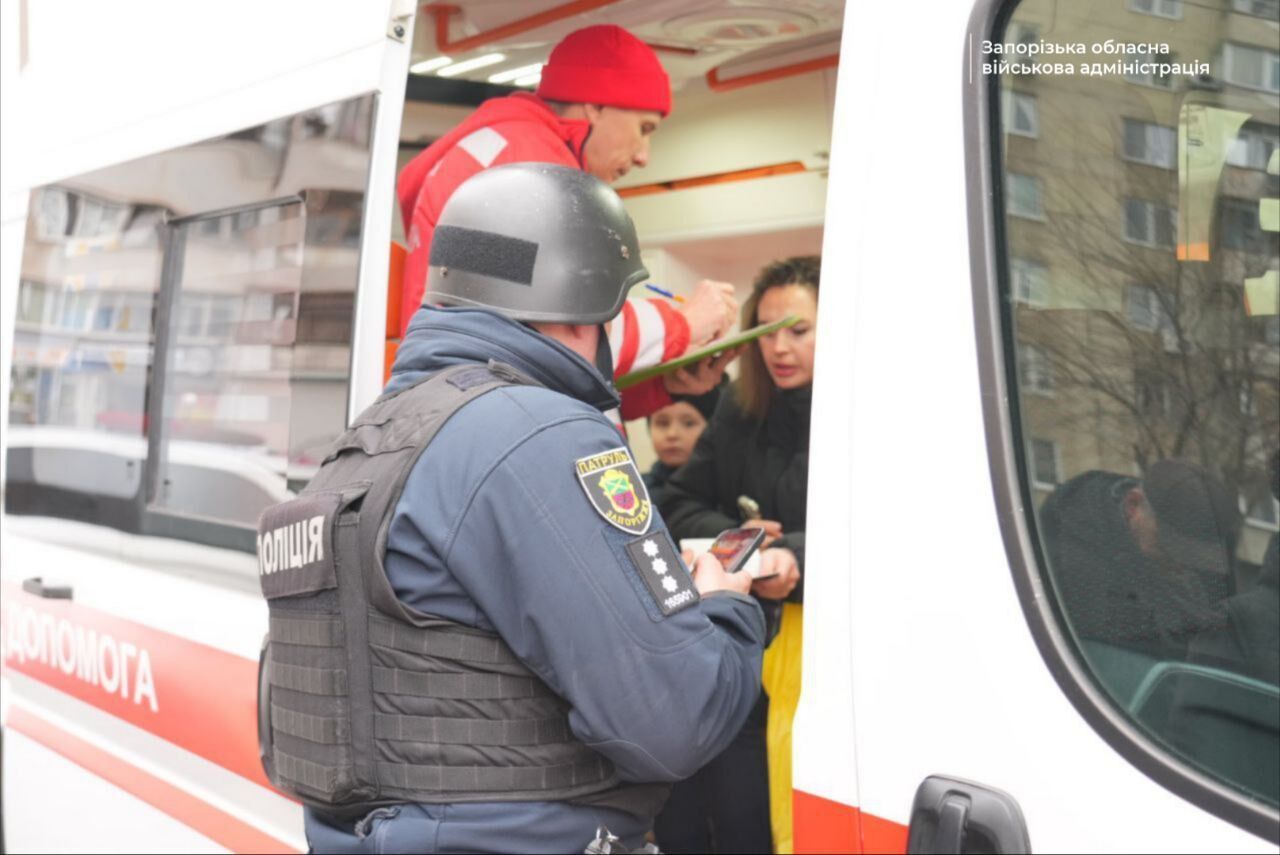 Росія атакувала Запоріжжя КАБами: приліт стався біля супермаркету. Фото і відео