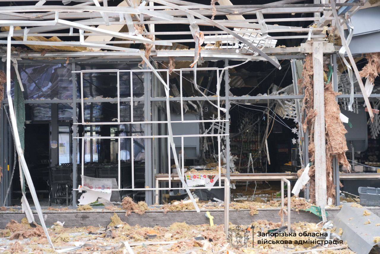 Росія атакувала Запоріжжя КАБами: приліт стався біля супермаркету. Фото і відео
