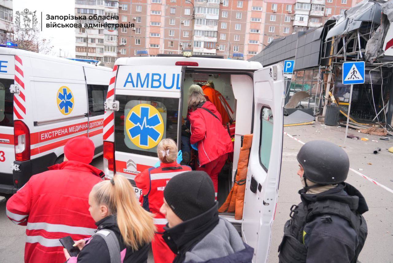 Росія атакувала Запоріжжя КАБами: приліт стався біля супермаркету. Фото і відео