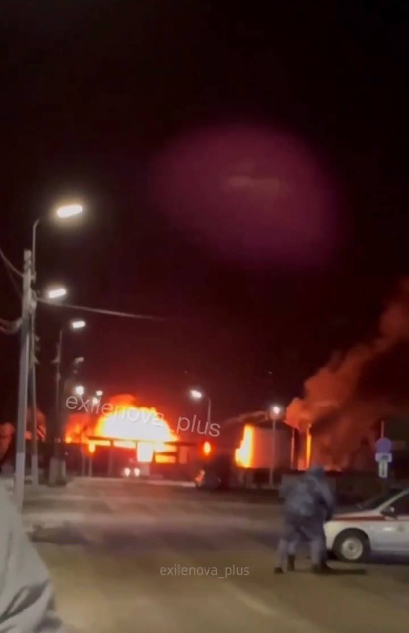 У Росії та окупованому Криму пролунали потужні вибухи: палають нафтобази і не тільки. Відео