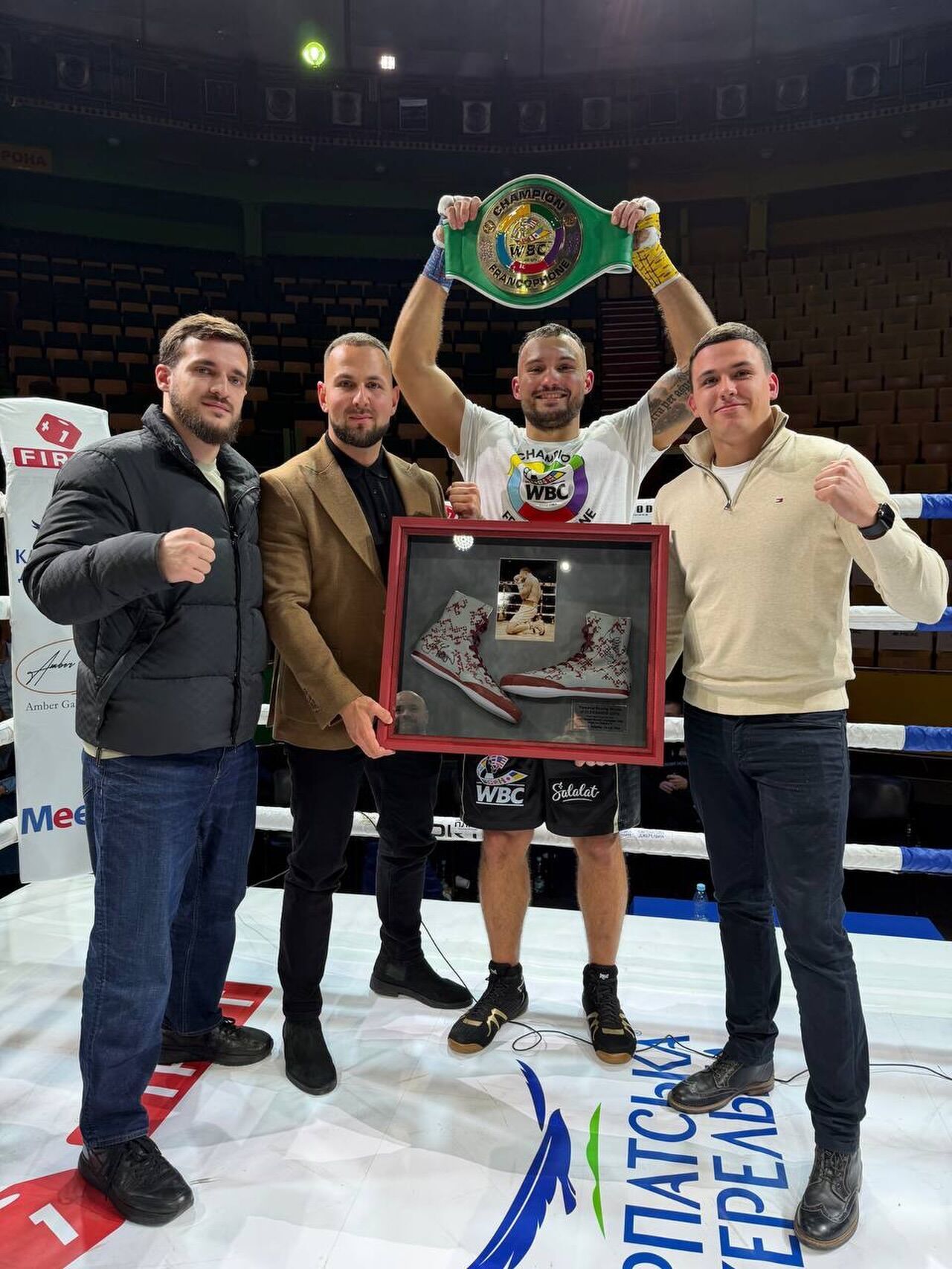 Знаменитий український боксер відмовився продовжувати чемпіонський бій після нокдауну в 1-му раунді та завершив кар'єру. Відео