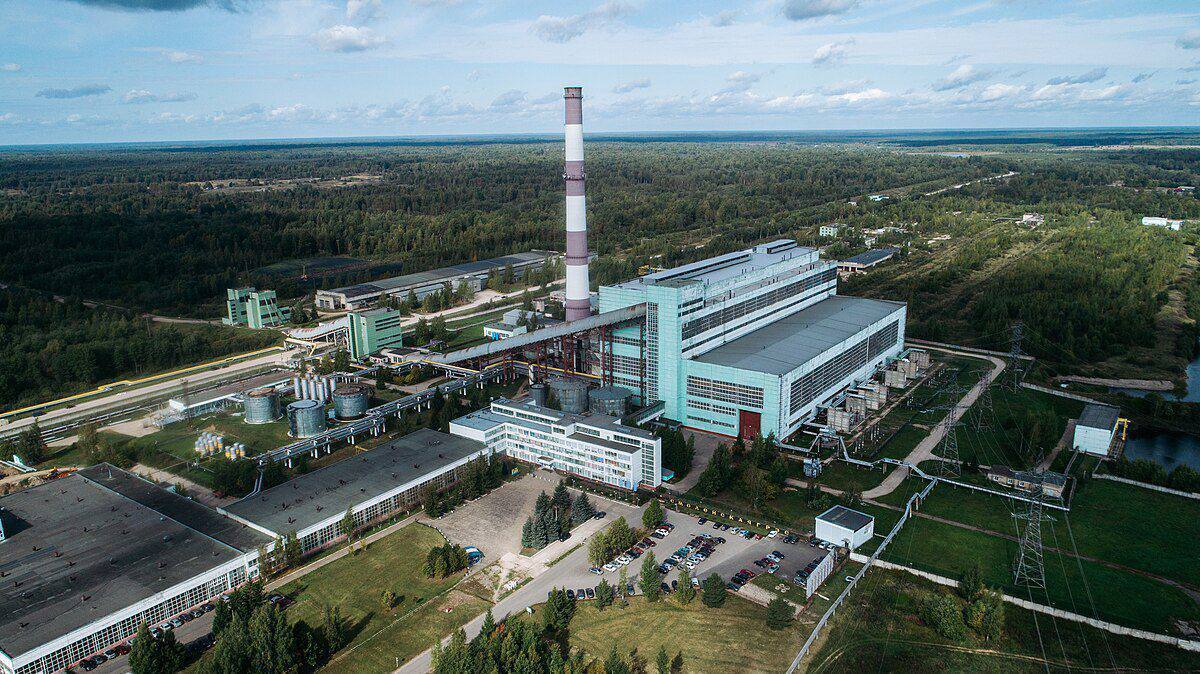 У Росії та окупованому Криму пролунали потужні вибухи: палають нафтобази і не тільки. Відео