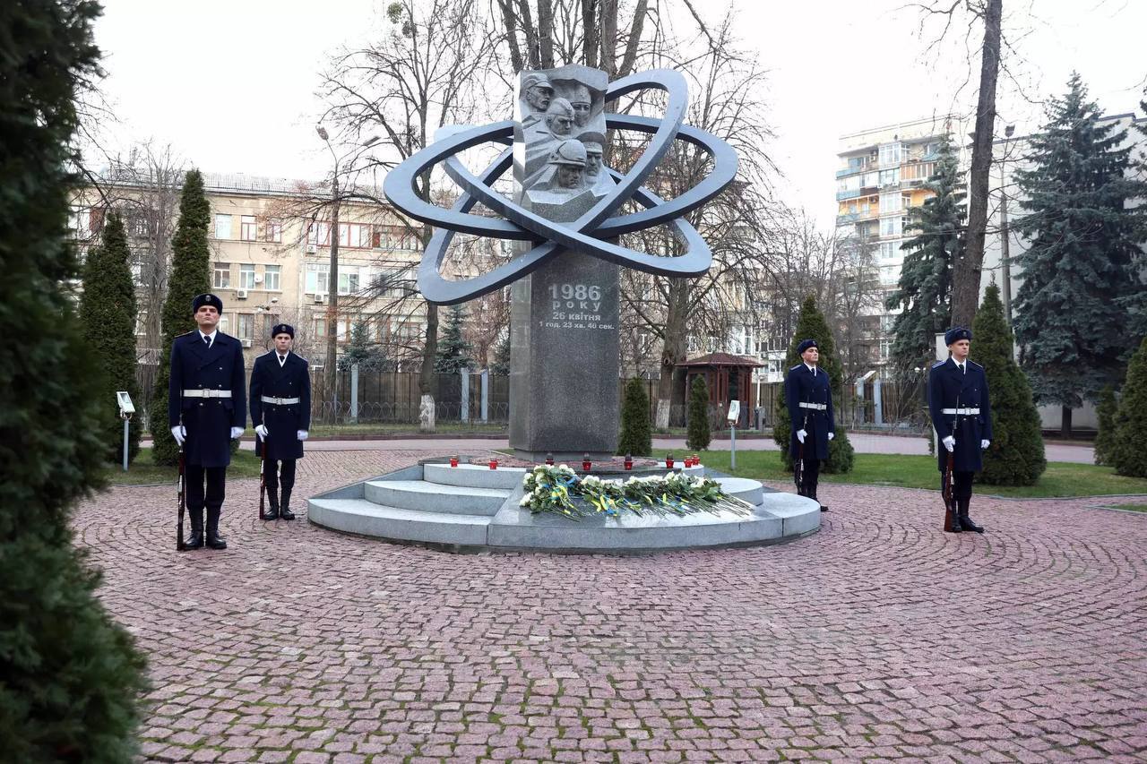 Ушли в самое сердце ядерной опасности: в Украине чествуют участников ликвидации последствий аварии на Чернобыльской АЭС