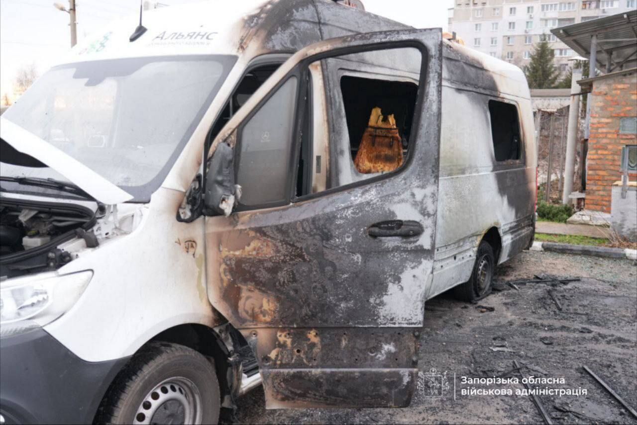 Росія атакувала Запоріжжя КАБами: приліт стався біля супермаркету. Фото і відео