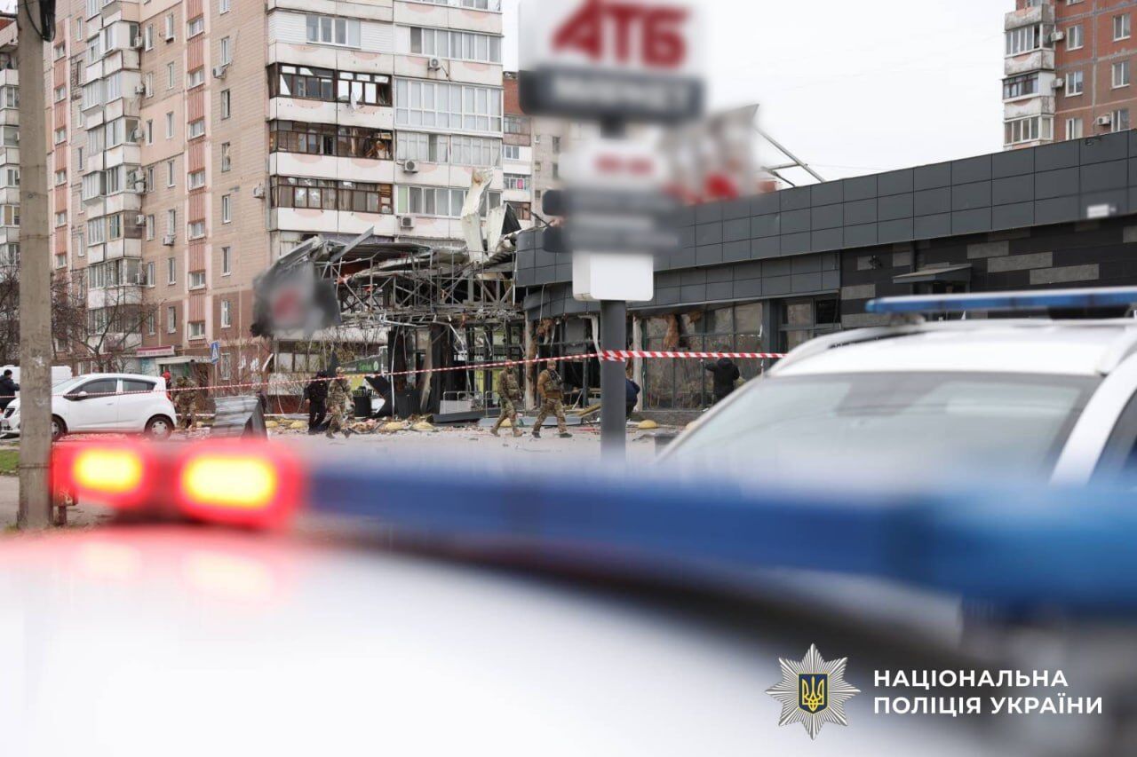 Росія атакувала Запоріжжя КАБами: приліт стався біля супермаркету. Фото і відео