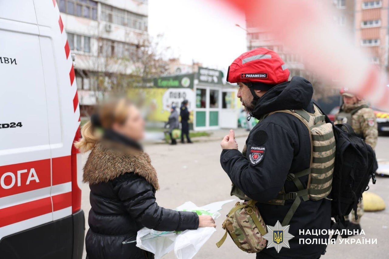 Росія атакувала Запоріжжя КАБами: приліт стався біля супермаркету. Фото і відео