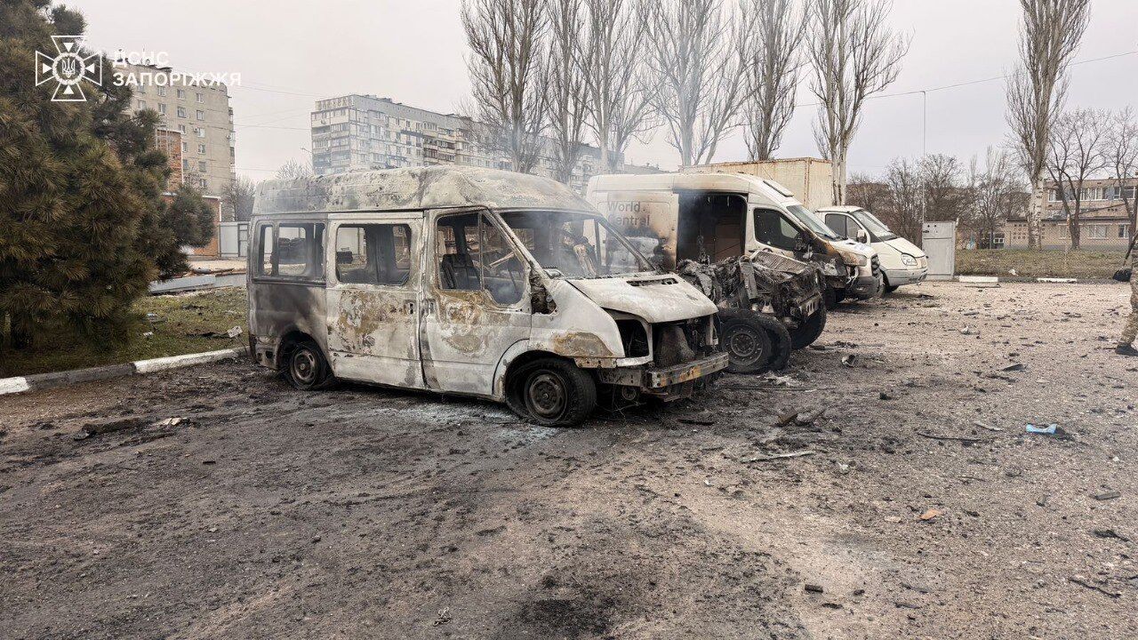 Росія атакувала Запоріжжя КАБами: приліт стався біля супермаркету. Фото і відео