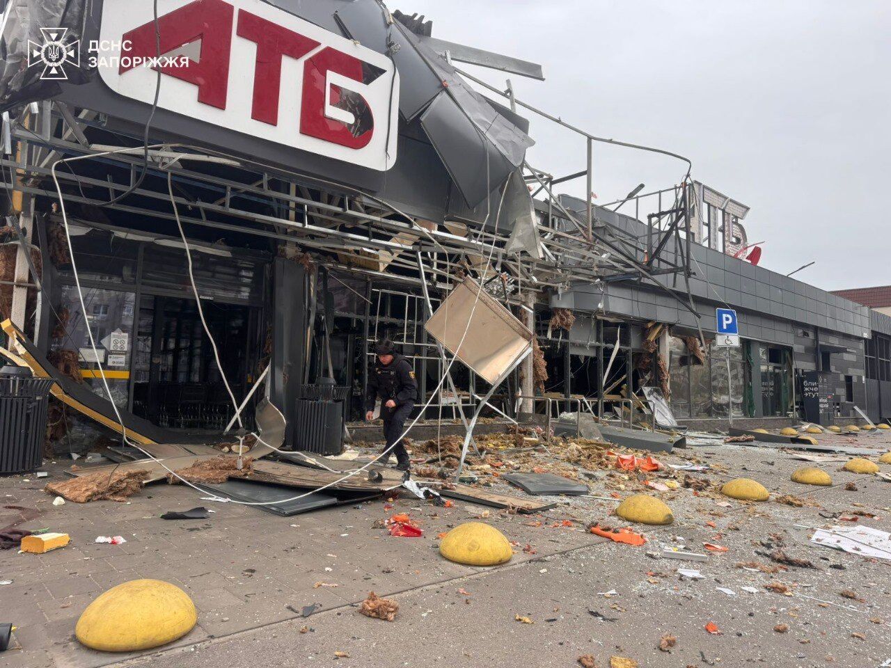 Росія атакувала Запоріжжя КАБами: приліт стався біля супермаркету. Фото і відео