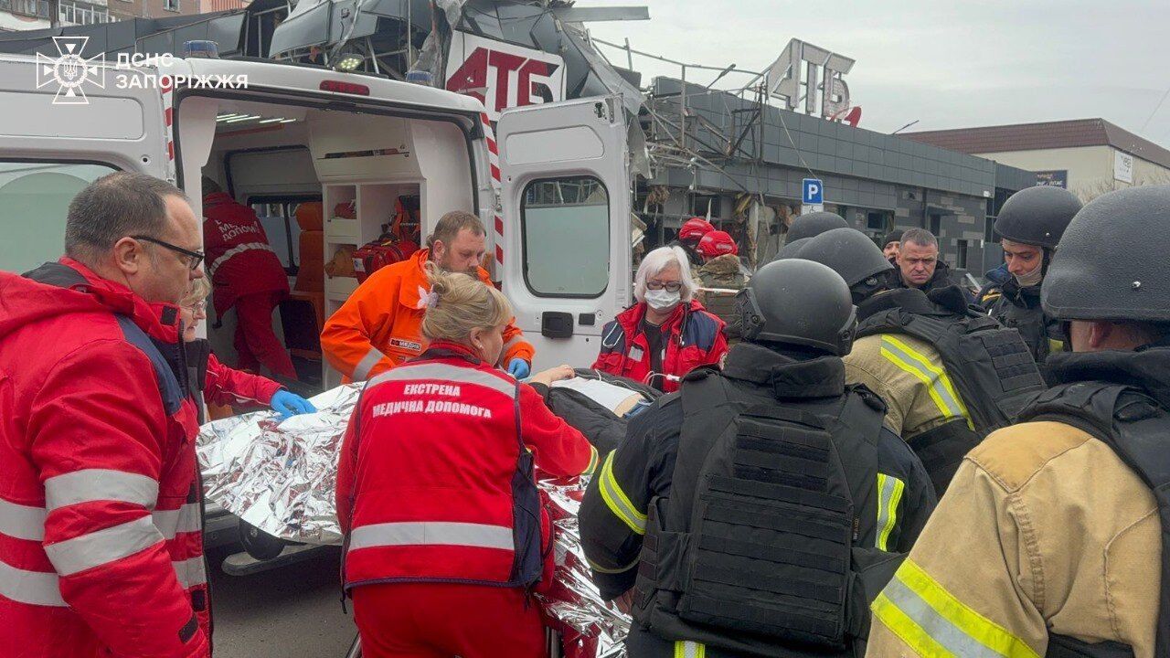 Росія атакувала Запоріжжя КАБами: приліт стався біля супермаркету. Фото і відео