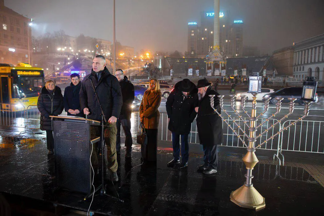 В Киеве на Майдане Независимости зажгли первую свечу на Ханукии. Фоторепортаж