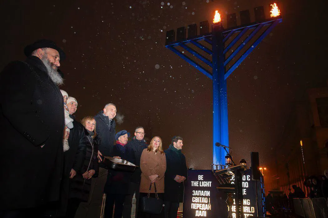 В Киеве на Майдане Независимости зажгли первую свечу на Ханукии. Фоторепортаж