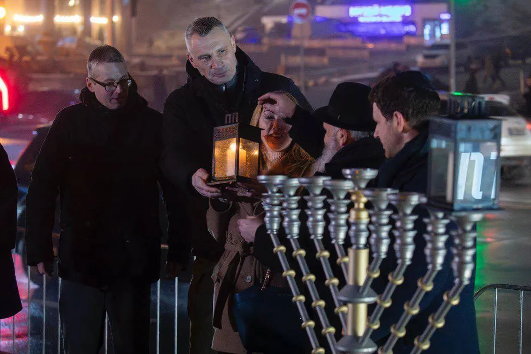 В Киеве на Майдане Независимости зажгли первую свечу на Ханукии. Фоторепортаж