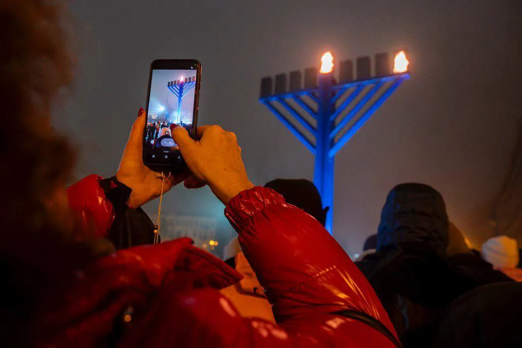 В Киеве на Майдане Независимости зажгли первую свечу на Ханукии. Фоторепортаж