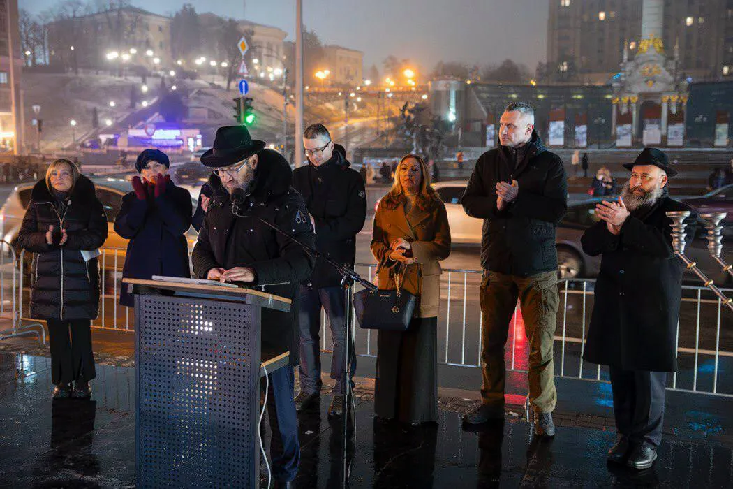 В Киеве на Майдане Независимости зажгли первую свечу на Ханукии. Фоторепортаж