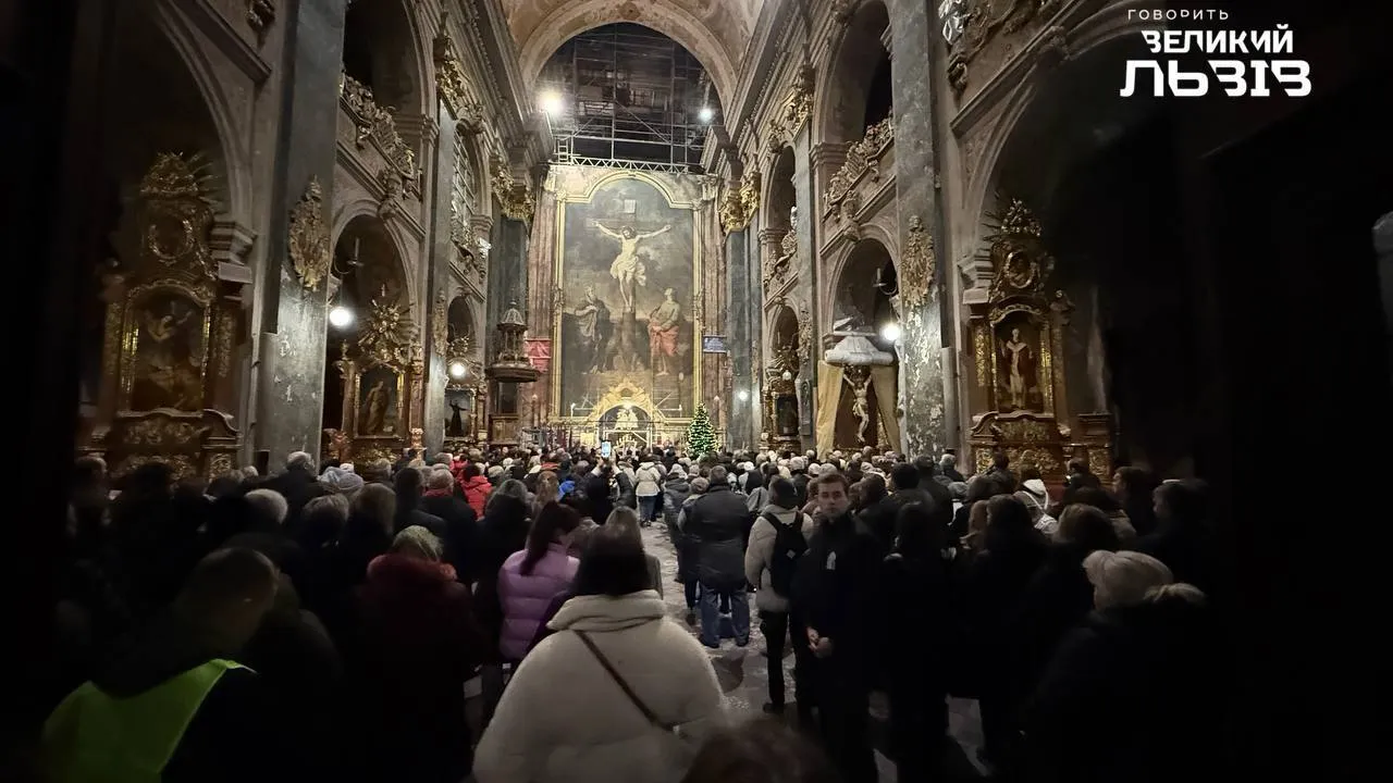 Сотні шанувальників вишикувалися у чергу: у Львові прощаються зі Степаном Гігою. Фото, відео