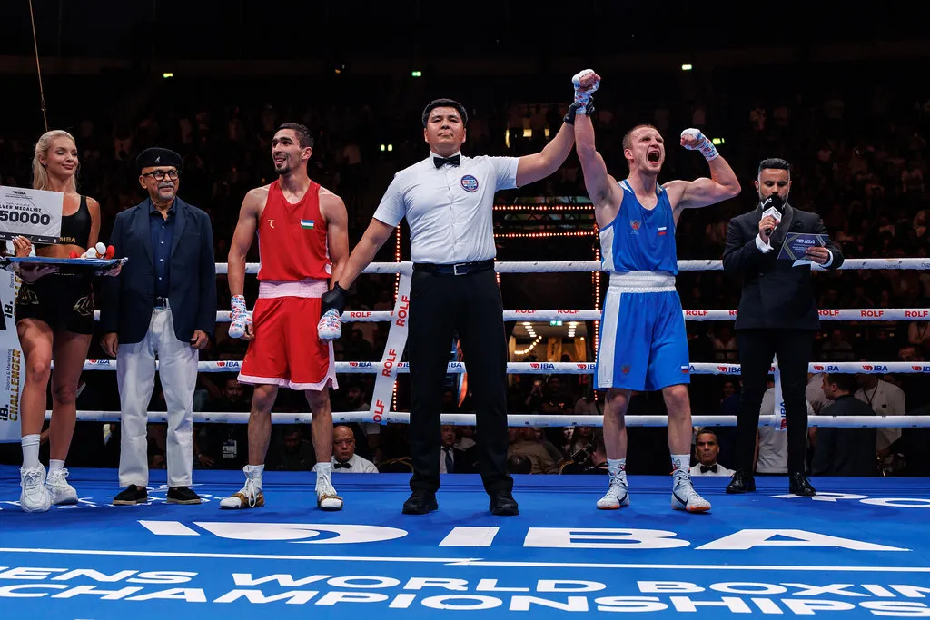 Росіянин вкусив суперника у фіналі ЧС з боксу, але замість дискваліфікації отримав "золото". Відео