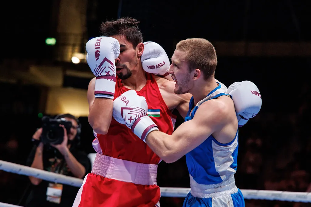 Росіянин вкусив суперника у фіналі ЧС з боксу, але замість дискваліфікації отримав "золото". Відео