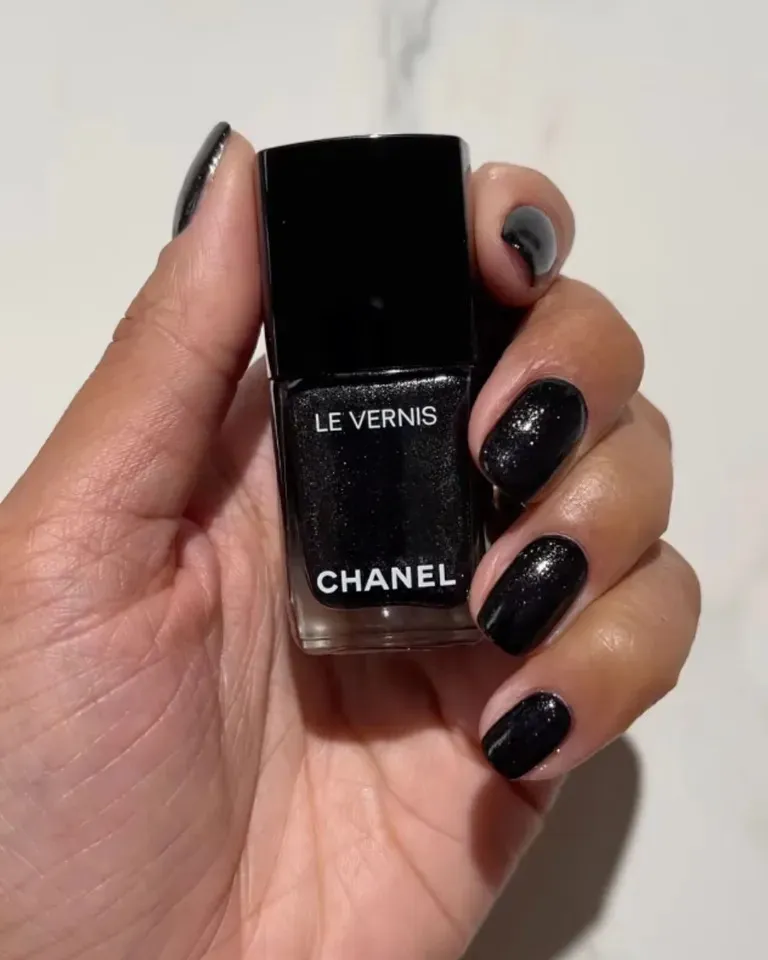 Різдвяний манікюр 2025: шість вишуканих дизайнів у стилі "готичного Різдва"