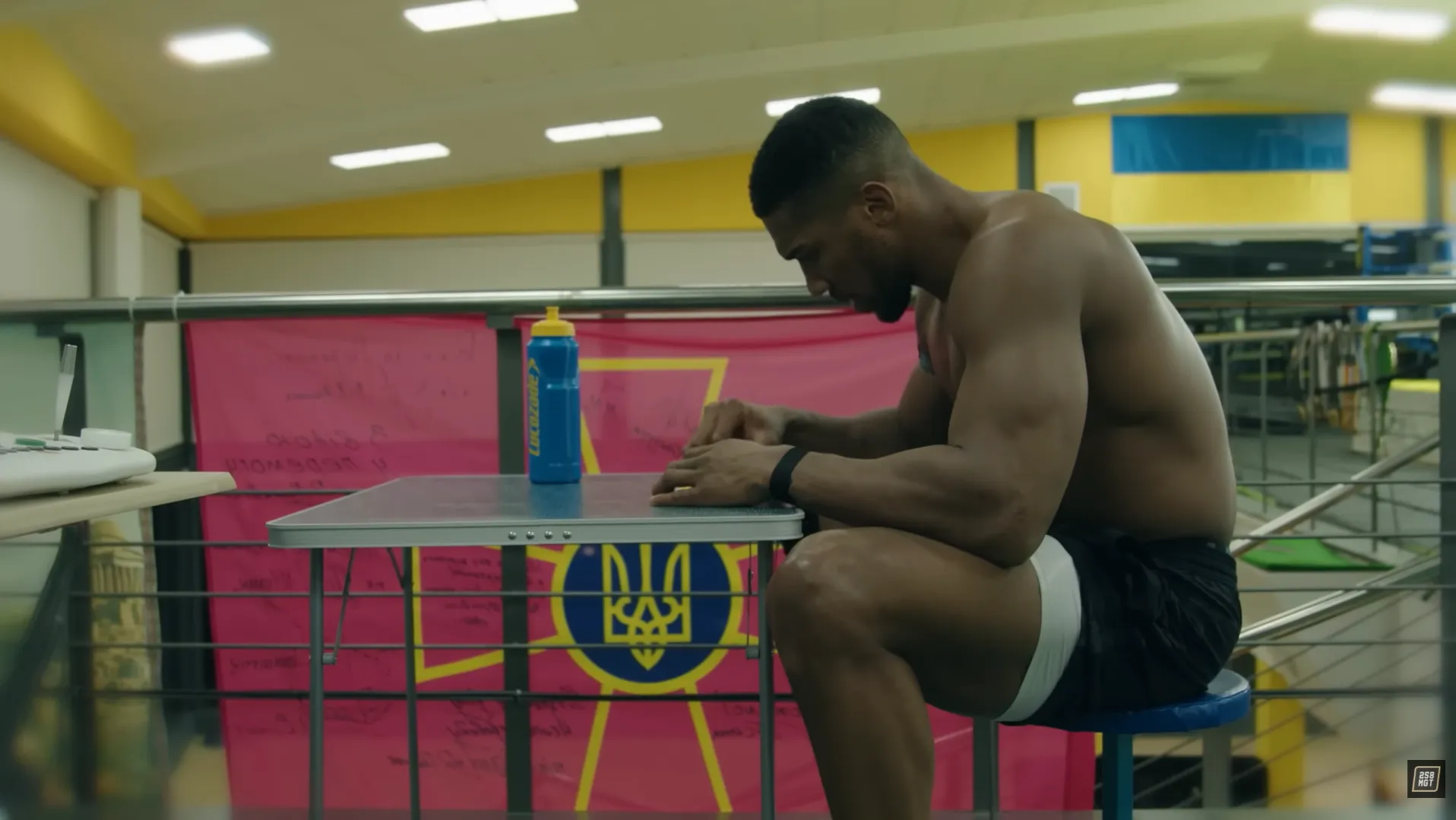 На тлі прапорів України та ЗСУ: Джошуа показав, як готувався до бою з Полом. Відео