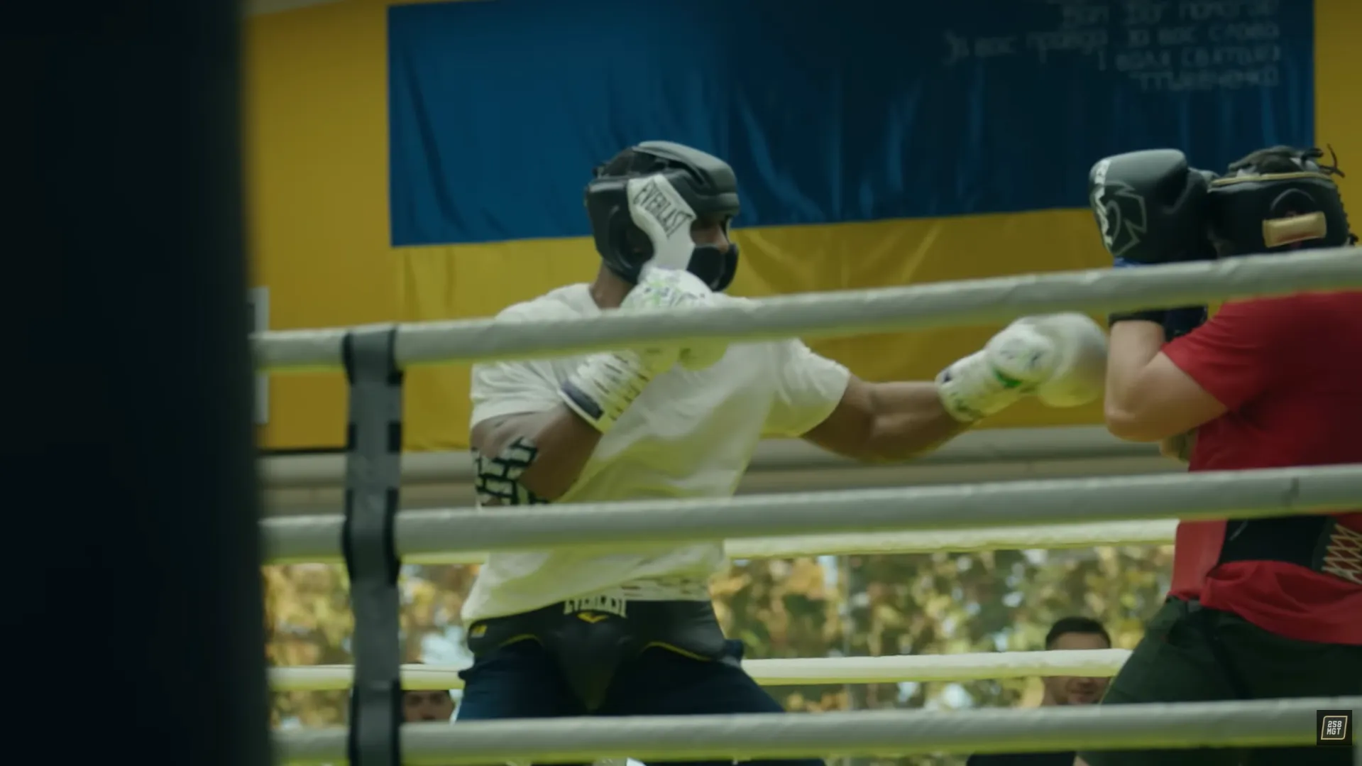 На тлі прапорів України та ЗСУ: Джошуа показав, як готувався до бою з Полом. Відео