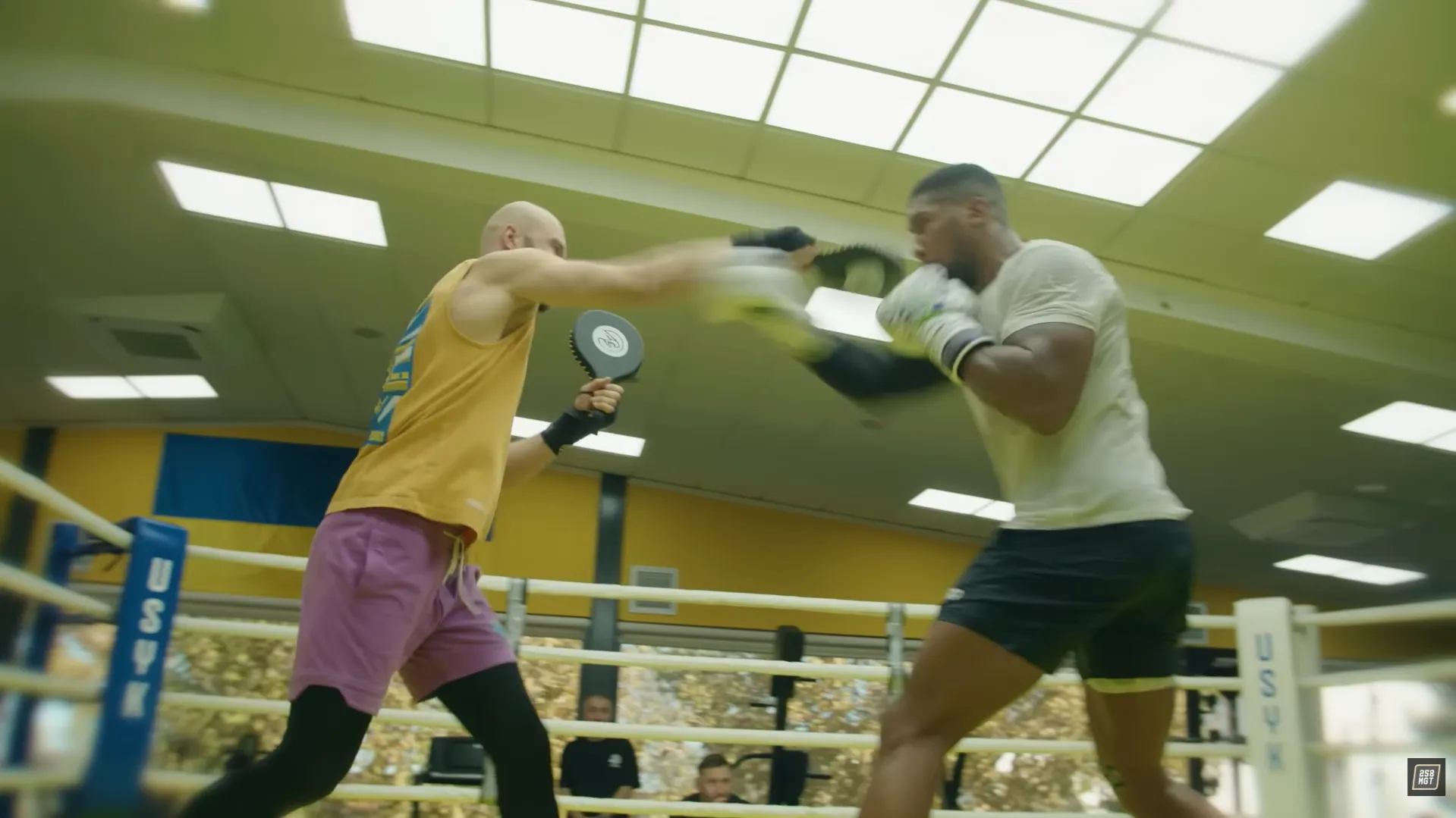 На тлі прапорів України та ЗСУ: Джошуа показав, як готувався до бою з Полом. Відео