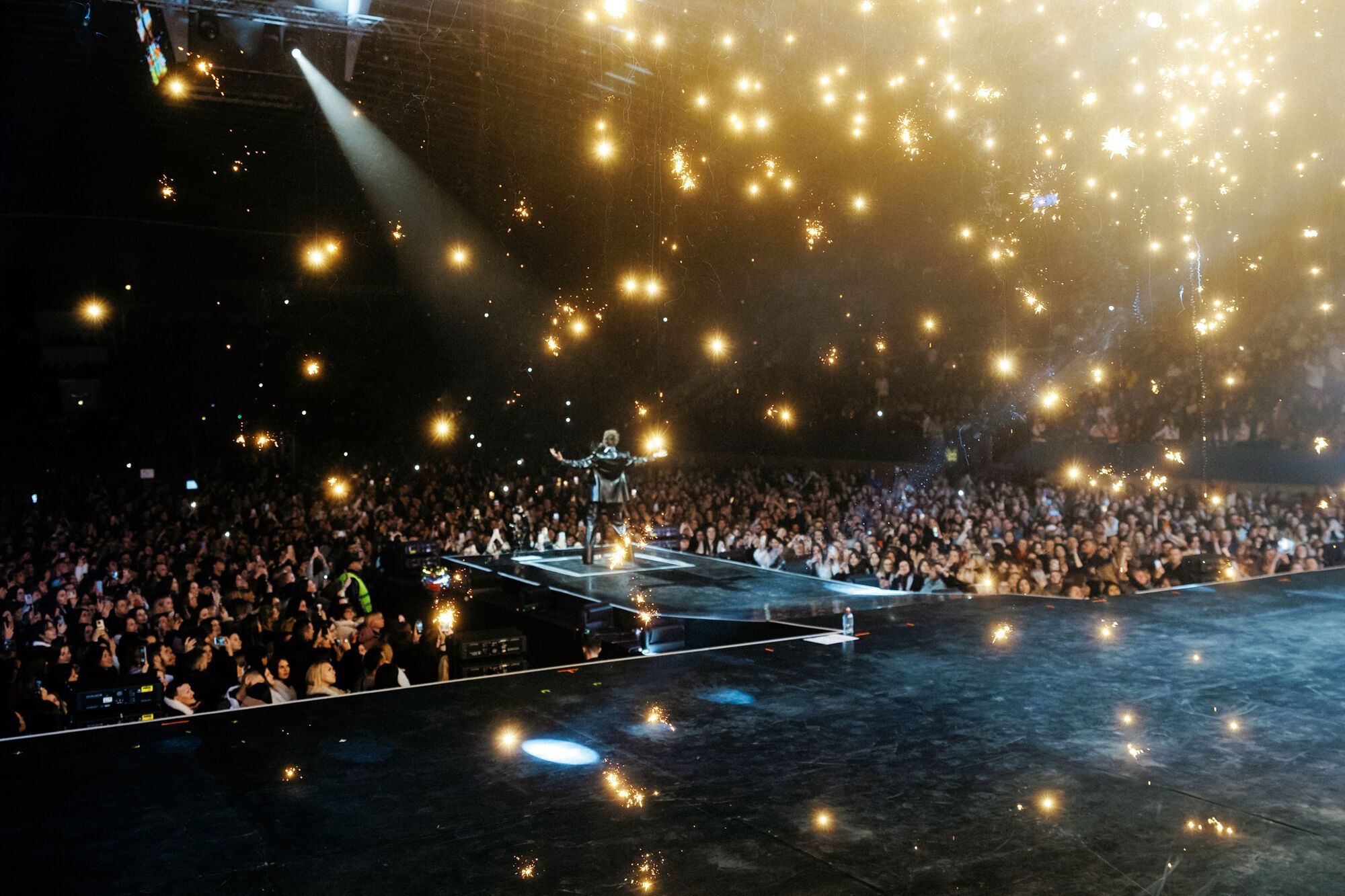 Справжні зірки сяють попри блекаути: чому соцмережі досі обговорюють концерт Макса Барських у Києві