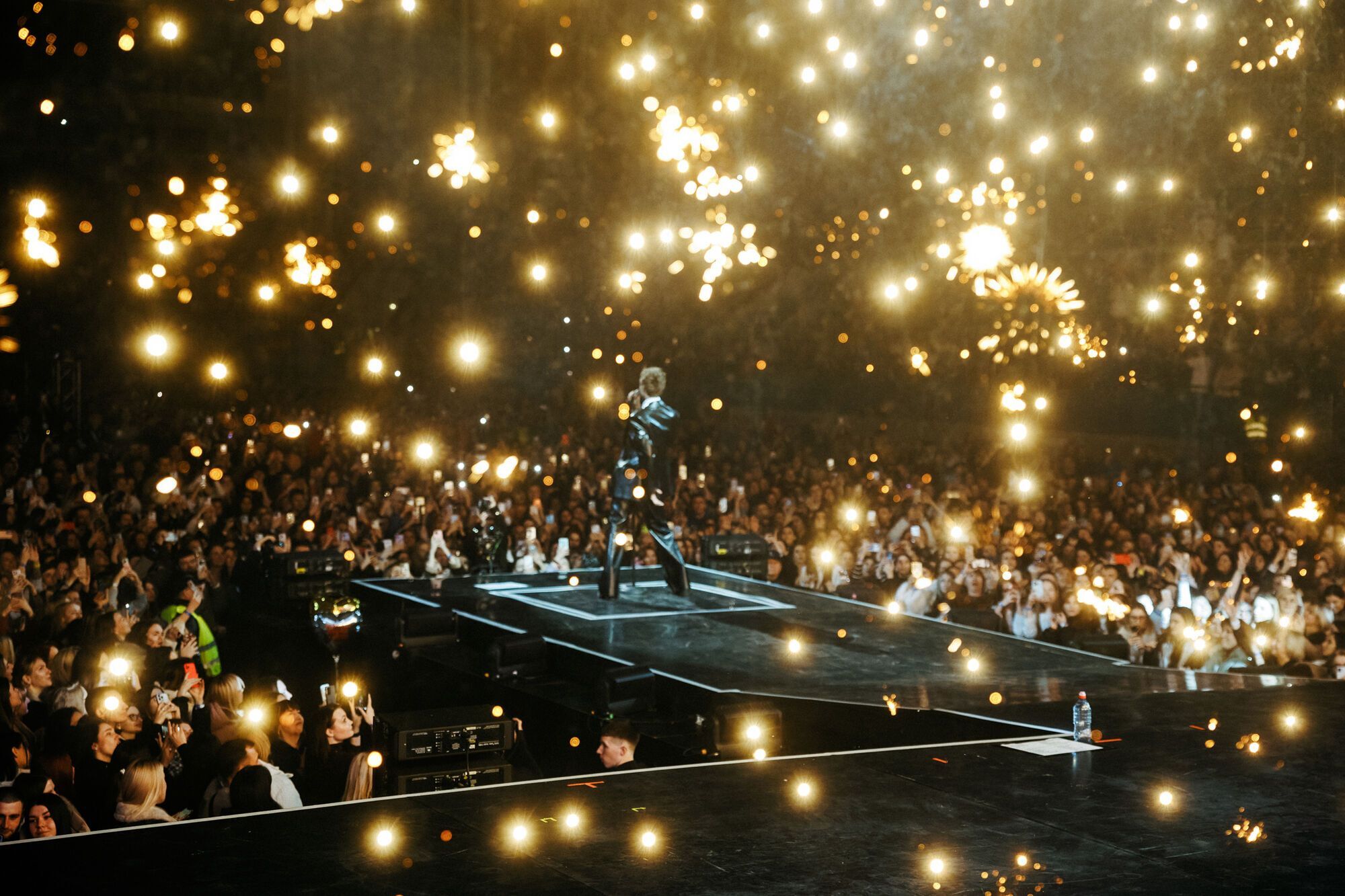 Справжні зірки сяють попри блекаути: чому соцмережі досі обговорюють концерт Макса Барських у Києві