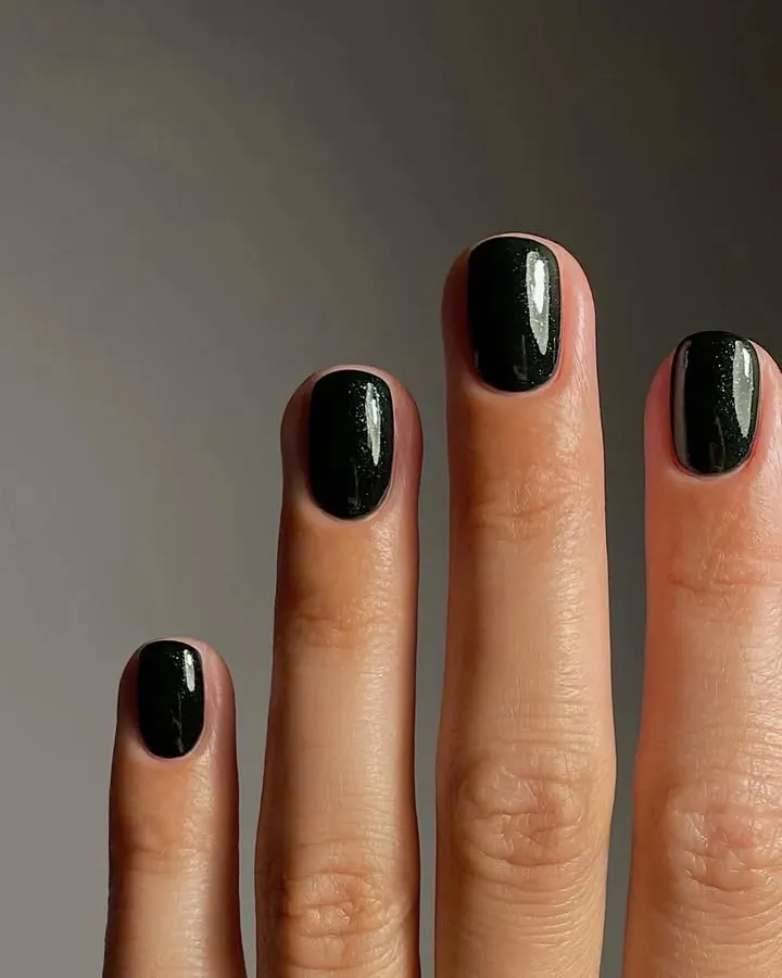 Різдвяний манікюр 2025: шість вишуканих дизайнів у стилі "готичного Різдва"