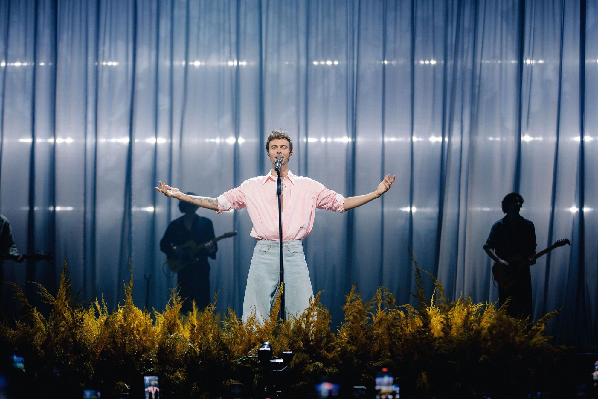 Справжні зірки сяють попри блекаути: чому соцмережі досі обговорюють концерт Макса Барських у Києві