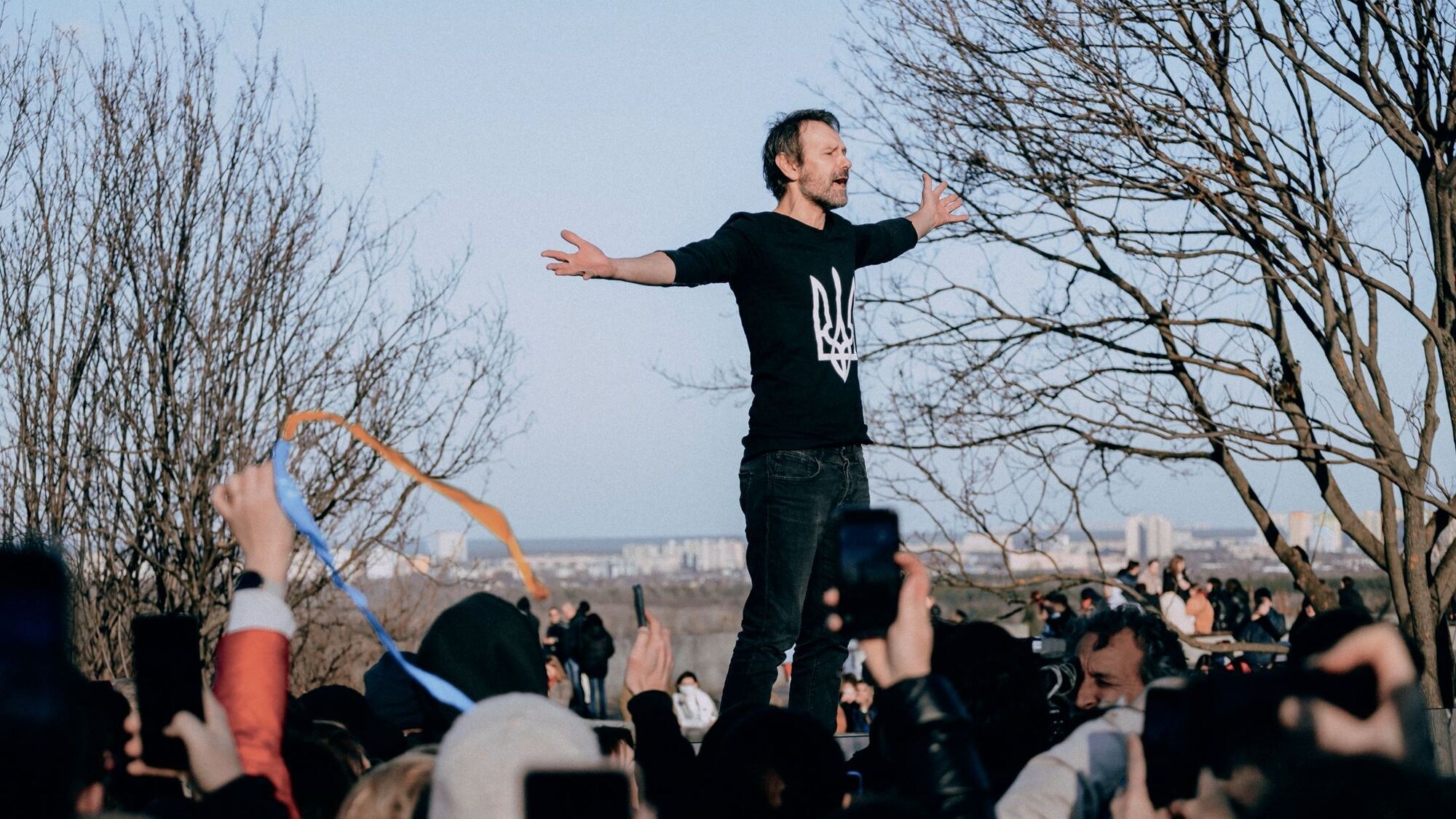 "Часто бывает так, что жизнь тебя расшатывает": Святослав Вакарчук – о роли музыки и открытом финале фильма "Океан Ельзи: Спостереження шторму"